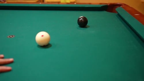 Zeitlupe Billard Person Shooting, solide schwarze 8 Bälle in der Ecktasche auf dem Billardtisch mit grünem F