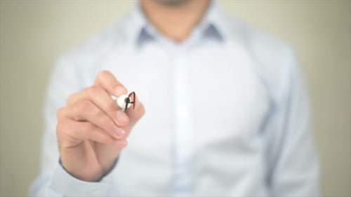 Assistent beim Schreiben auf transparentem Bildschirm