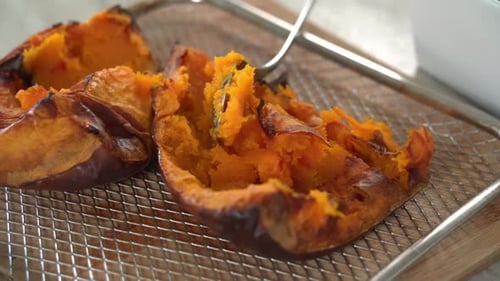 Ótima foto de perto da abóbora sendo mergulhada saindo do forno, assada, sendo preparada com o ingrediente