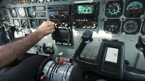 Commandes et instruments du pilote dans le poste de pilotage d'une caravane Cessna 208B en vol de Zanzibar à Tanzan