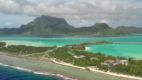 Bora Bora, Französisch-Polynesien Circa-2018. Luftaufnahme von türkisfarbenem Wasser, Overwater-Bungalows