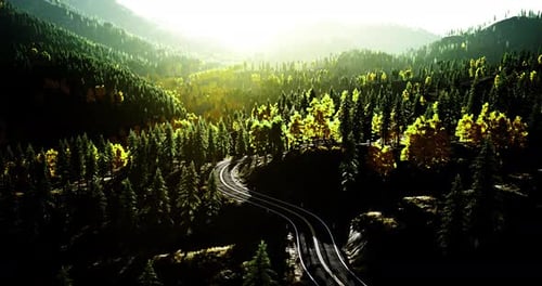 Trilhas sinuosas por uma paisagem montanhosa cênica nas cores do outono