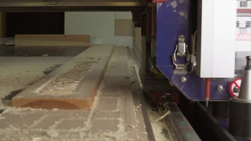 Eine CNC-Maschine, die Bohrmeißel in einer Möbelfabrik in Zeitlupe wechselt