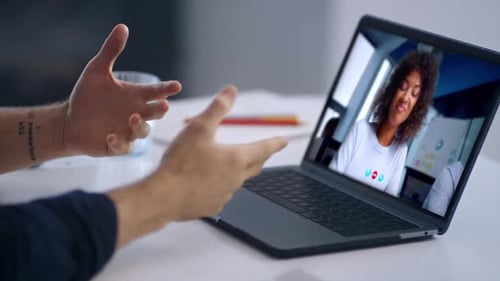 Fernarbeiter kommunizieren Videochat-Laptop im Heimbüro aus nächster Nähe