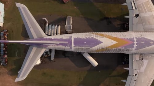 Avión viejo abandonado cerca de una bulliciosa carretera en la zona rural de Tailandia