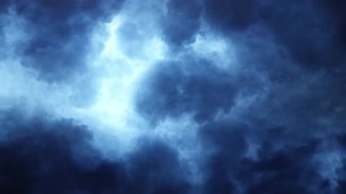 dunkler Himmel voller dichter Wolken und Gewitter