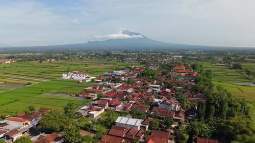 Luftaufnahme des Merapi-Berges von Jalan Manisrenggo, Indonesien.