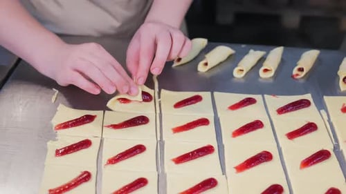 Préparation de gâteaux sucrés fourrés à la boulangerie Le cuisinier prépare la pâte pour la cuisson