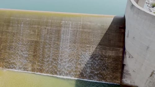Erkunden Sie am Mittag einen atemberaubenden Damm mit Wasserfällen und einer lebendigen Umgebung