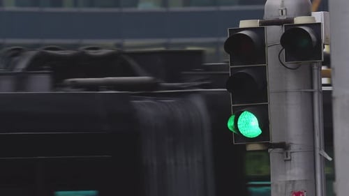 Semáforos e seta verde na movimentada rua da cidade, semáforo, ciclo, closeup, copyspace
