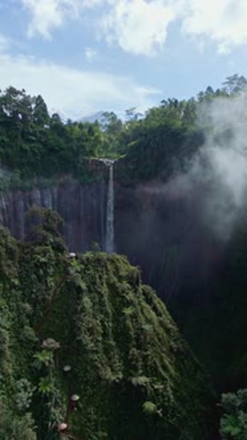 Drone montant au-dessus de Tumpak Sewu en direction du mont. Semeru, Java oriental