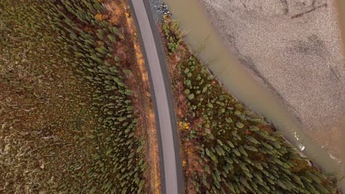 Vista superior da rodovia Dempster, perto da floresta fluvial da montanha Ogilvie, em Yukon, Canadá. Drone aéreo
Sh