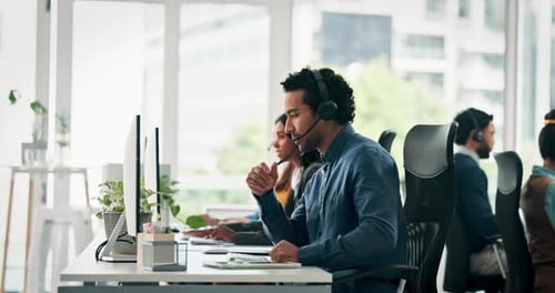 Computer, Mann und Telefonieren mit Headset im Call Center für Online-Hilfe, technischen Support und kontaktieren Sie uns