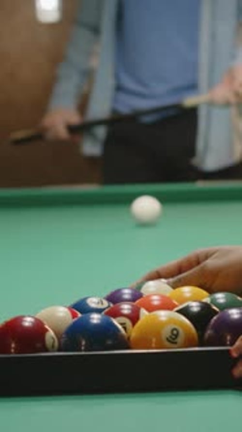 Vertical d'un groupe d'amis jouant au billard dans un pub