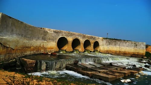 Unclean water is streaming out of the drainage system