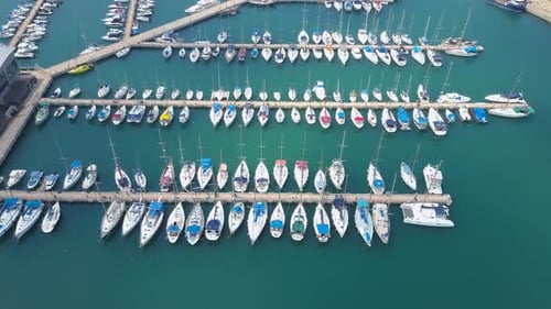 Top-Down-Luftaufnahmen eines Yachthafens mit kleinen Yachten