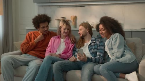 Pessoas multirraciais Amigos multiétnicos Diversidade Estudantes Mulheres caucasianas Mulheres Meninas africanas