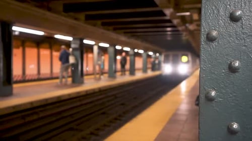 Le train W Line arrive en gare dans le métro de New York