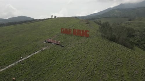 Aérea se aproxima de enorme sinalização na encosta de Kawah Wurung em Java, IDN