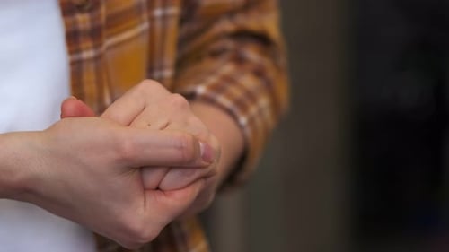 Frau juckt und bewegt ängstlich ihre Hände
