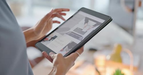 Tablette, mains et site Web avec une femme d'affaires à la recherche d'un contact