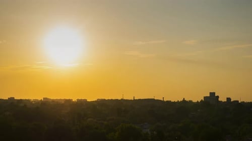 Pintoresca puesta de sol sobre una pequeña ciudad europea y la transición del día a la noche