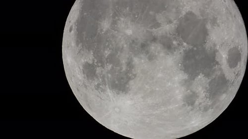 Vue rapprochée extrême d'une pleine lune 4K