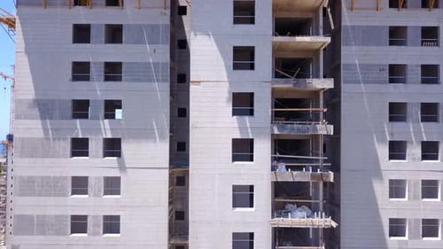 Nuevo rascacielos residencial en construcción