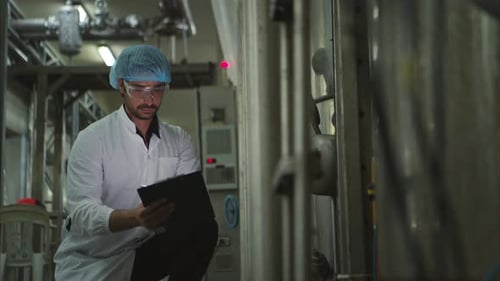 Le superviseur du contrôle de production inspecte et contrôle le fonctionnement des machines
