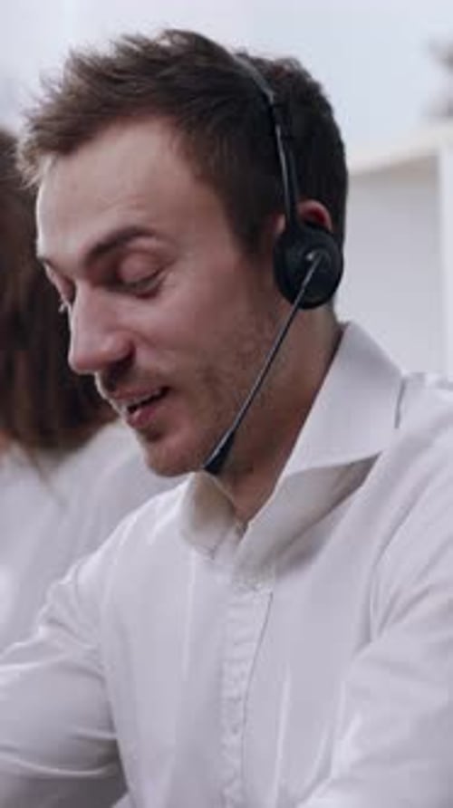 Kundendienstmitarbeiter, der aktiv mit Kunden zusammenarbeitet und hervorragende Unterstützung bietet