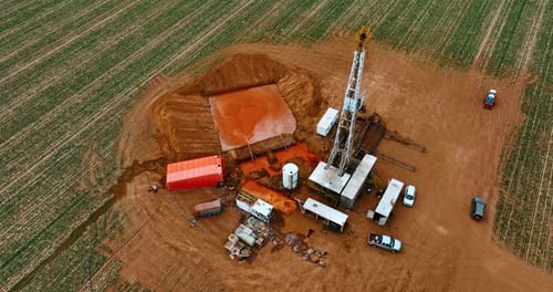 Oil production site with one derrick in the middle