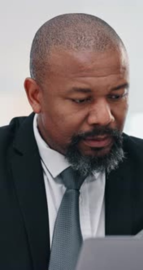 Empresario, conversador o hombre en la oficina, multitarea o abrumado por la fecha límite, el caos o la frustración