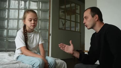 Retrato de um jovem pai sério e irritado repreendendo, levantando a voz, gritando e gesticulando com as mãos