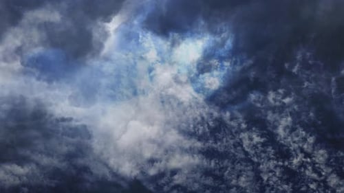 4K-Gewitter, das am blauen Himmel mit dunklen Wolken auftritt.