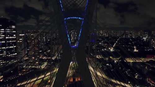 Drone 4K sobrevoando uma ponte iluminada na cidade de são paulo, Brasil