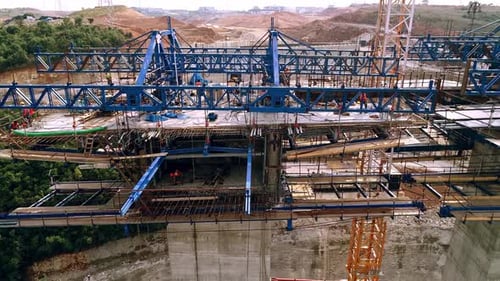Luftaufnahme der Viaduktkonstruktion mit Stahlkonstruktion und Kränen