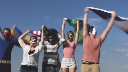 Jóvenes apasionados del deporte celebran el patriotismo con banderas y pintura facial