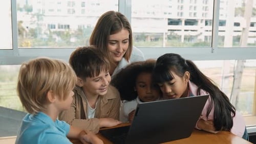 Système de programmation pour fille mignonne entourée d'un professeur et d'un ami. Érudition
.