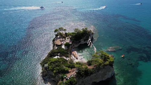 Vista aérea de la isla Tortuga de Zakynthos y un pequeño cameo en agua de mar turquesa transparente