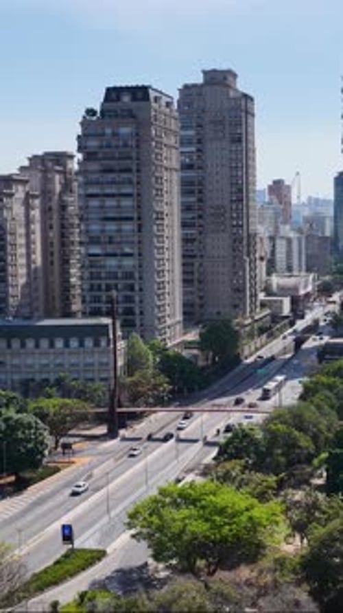 Impressionante Avenida Cidade Jardim, no centro de São Paulo, Brasil.