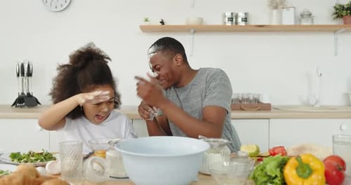 Padre e hija divirtiéndose cocinando juntos