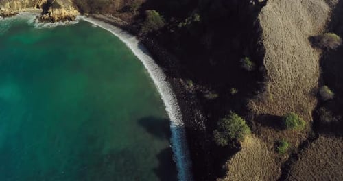 Drohnenblick auf die Hügel und die tropische Küste von Padar Island
