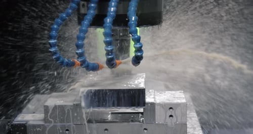 CNC-Fräsmaschine für Metallbearbeitung. Schneiden von Metall, moderne Verarbeitungstechnologie.