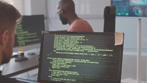 Diversos programadores programando en Office