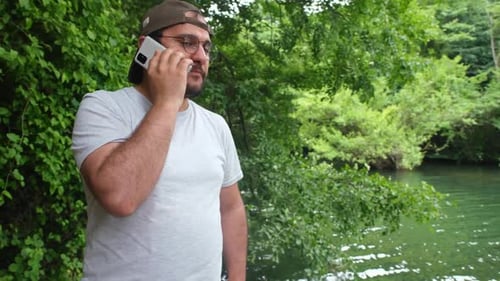 Hombre hablando por teléfono