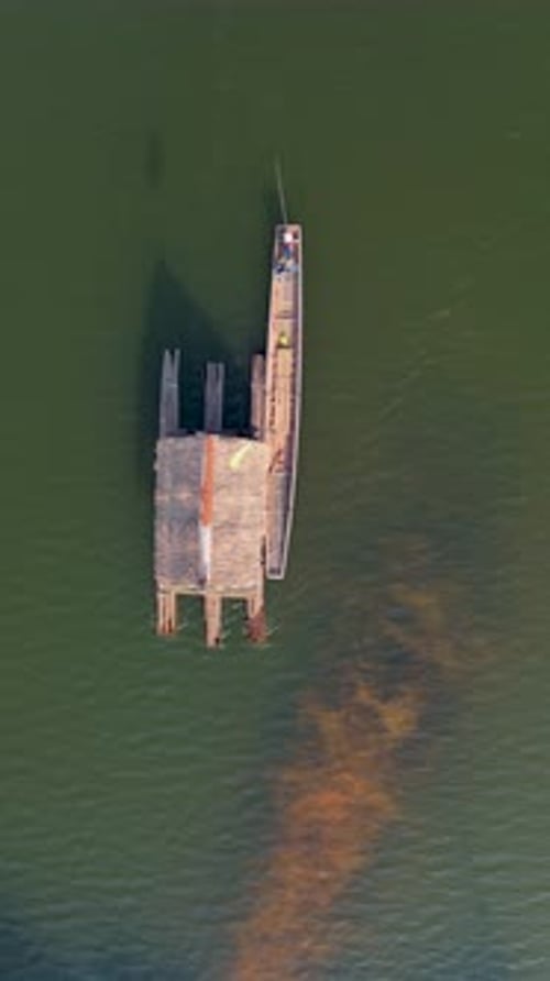Der Huai Krathing Lake im Nordosten Thailands Isaan ist berühmt für seine schwimmenden Bambusflöße