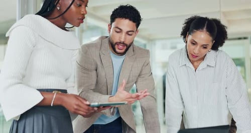 Escritório, reunião e pessoas com laptop, campanha de pesquisa ou brainstorming com informações e discussões
