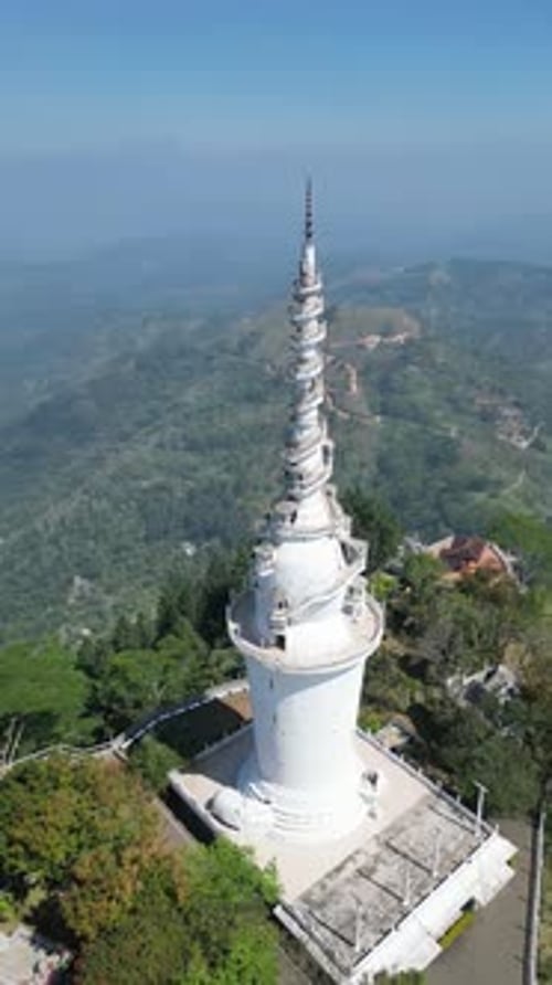Vue aérienne du temple Ambuluwawa au Sri-Lanka, magnifique paysage avec des montagnes verdoyantes