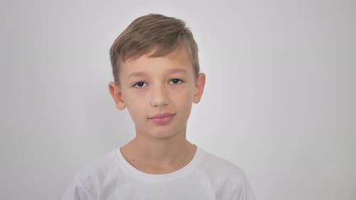 Joli mec blond sur fond blanc