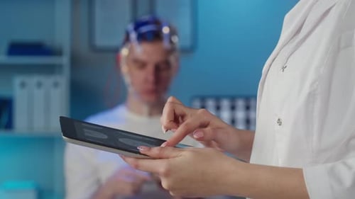EEG-Topograf zur Untersuchung eines Gehirnarztes, der ein Elektrogramm der Kopfhautaktivität erstellt